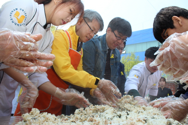 사랑의 주먹밥 만들기 민형배광산구청장 참여 모습