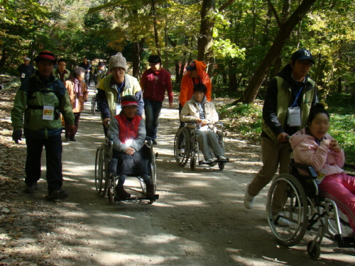 11월 13일 재가장애인분들을 모시고 전북 고창 선운사로 나들이를 다녀왔습니다. 이날 실습나온 사회복무요원들과 함께 해서 더욱 더 즐거운 나들이가 되었습니다.