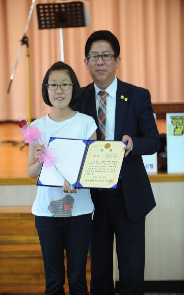 도전장애이해골든벨 우승과 광주광역시교육감상 이상 2관왕을 기록한 참가자와 광산구장애인복지관장과 기념촬영사진