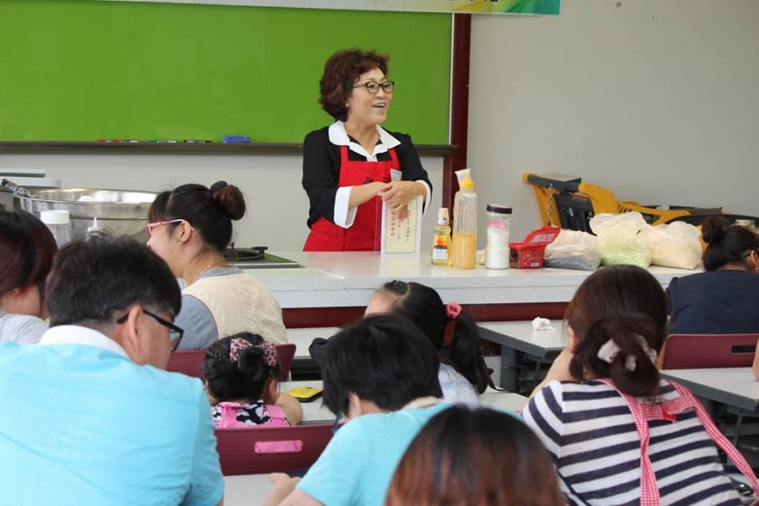 광주여자대학교 식품영양학과 박성혜 교수가 요리활동 진행을 하고 있는 사진